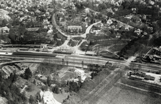 92205 Luchtfoto van het zuidelijke gedeelte van de dorpskom van Baarn uit het zuiden; met in het midden de spoorlijn, ...